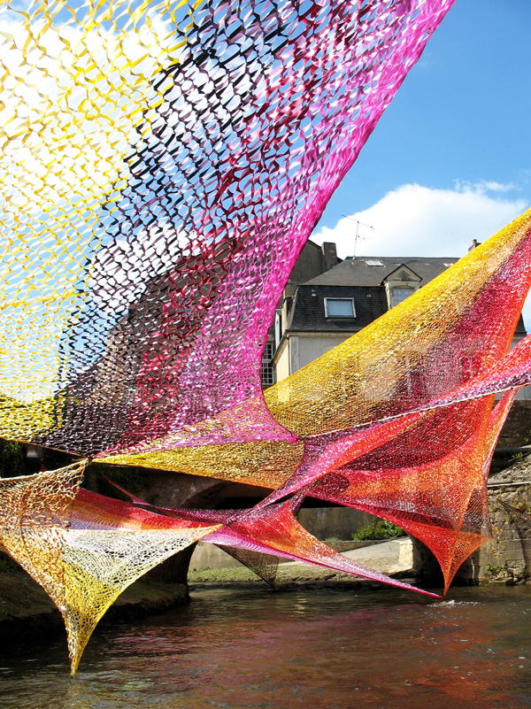 Sortilège, Festival ARTEC, La ferté Bernard, France, spring 2010, size: 50 elements, between 8 and 12m each, medium: gift ribbon, technique: sprang 