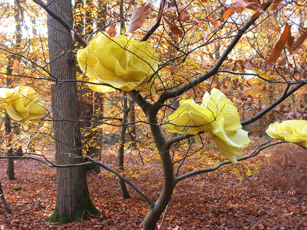 Eté Indien, Saint Jean au Bois, France, autumn 2008, size: 9 elements, about 0,80 x 0,80 x 0,40 each, medium: polypropylene strip, technique: plaiting 