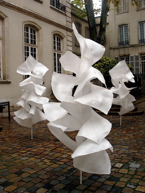 Sarabande, Musée des Tissus, Lyon, France hiver 2007-2008, size: 5 elements, H 2, 50m, medium: polypropylene strip, technique: plaiting
