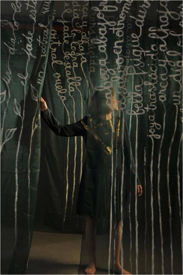 The dress A LA HORA DE LA BRISA DE LA TARDE (WHEN THE AFTERNOON BREEZE WISPERS) illustrates a true dream: she was in a forest with her eyes shut, and had to distinguish the golden trees; a centaur helped her by means of a gold thread. The title is taken from a biblical verse which refers to the inflexion point finally announcing the exit from the garden, into the real world.
Materials: Appropriation of a personal dress; golden lamé; pieces of recycled fabric; hand sewn. Hand painted transparent screens, with a poem on the metamorphosis of the monarch butterfly.
Photo: Maurizio Donelli. Model: Marina Moltedo.