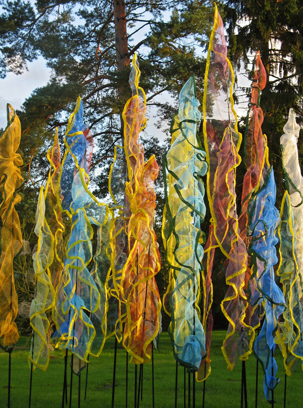 Frivolité, En Contrepoint, Aumont en Halatte, France, RV may 2007, size: 25 elements, H: between 3 and 6m each, medium: tulle and non woven, technique: sewing