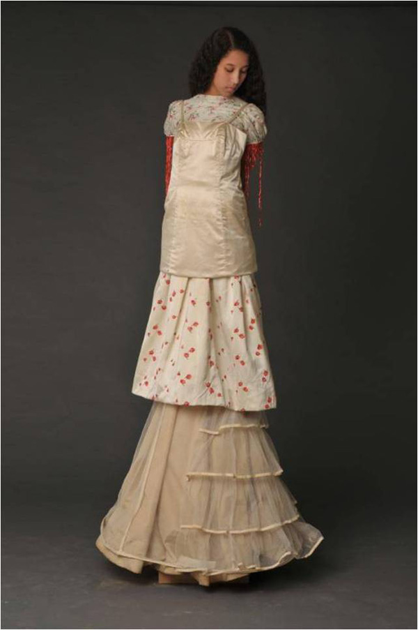 LA NOVIA MANCA (THE HANDLESS BRIDE) comes from the medieval tale “The Maiden without Hands”. She represents the feminine creative flow, unfairly interrupted, and forced to wander through the woods, in search of her hands and ability. This gown was the first of the cycle.
Materials: Family garments (including part of my mother’s wedding dress); wire; glass beads.
Photo: Maurizio Donelli. Model: Amanda Revelant.