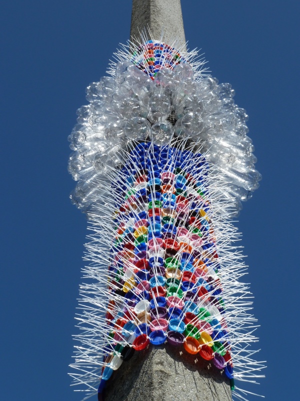 Flourish, plastic bottle caps, water bottles, cable ties & lamppost, installation: Bellwether:ReGeneration, Bellevue, WA, photo: Barbara De Pirro