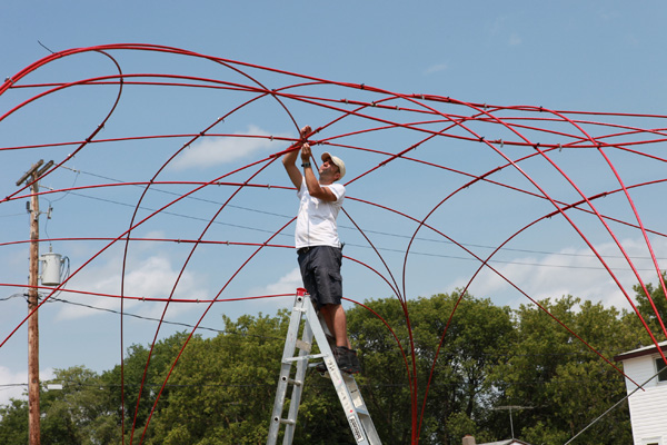 Coar making final adjustments to the On The Road structure, Photo D.Rey