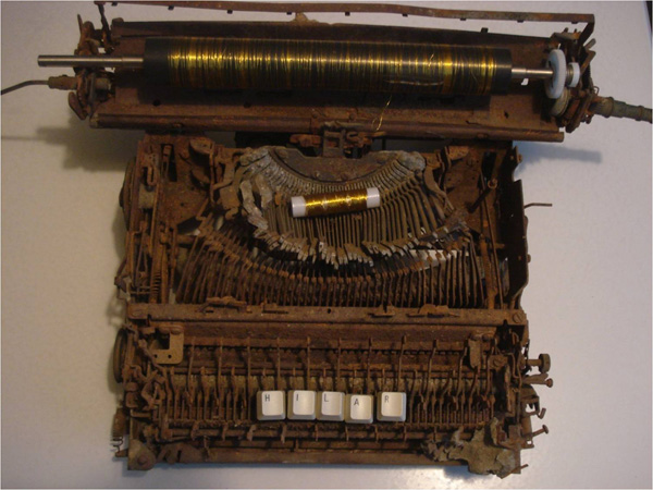 LA MÁQUINA DE HILAR.
“La Máquina de Hilar”  (spinning machine). Ensambled object. (The keypad says “to spin”). This object is associated to my poetry book which has the same title.
Photo: the author.