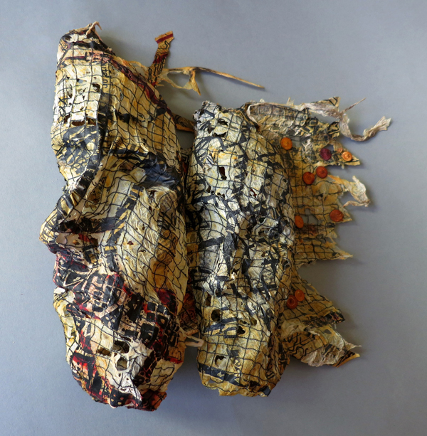 Couple, tissue-paper, newspaper, wire, 2012, 40 cm x 35 cm x 20 cm, object. Photo: Tihanyi & Bakos