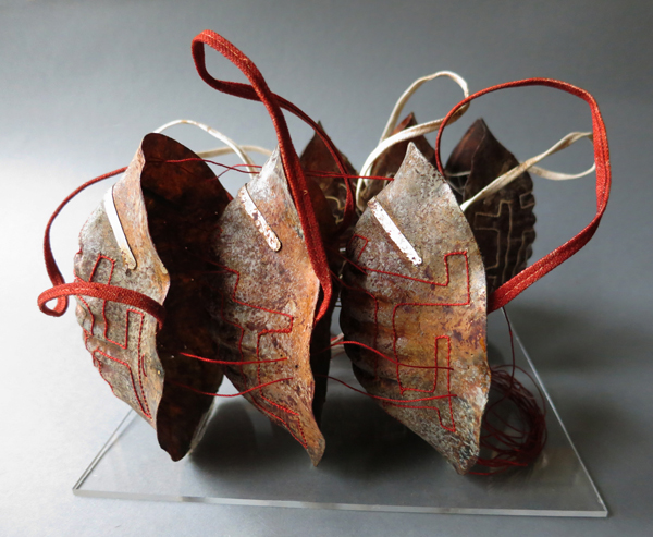 Debate, dust mask, yarn, 2012, 20 cm x 20 cm x 20 cm, object. Photo: Tihanyi & Bakos