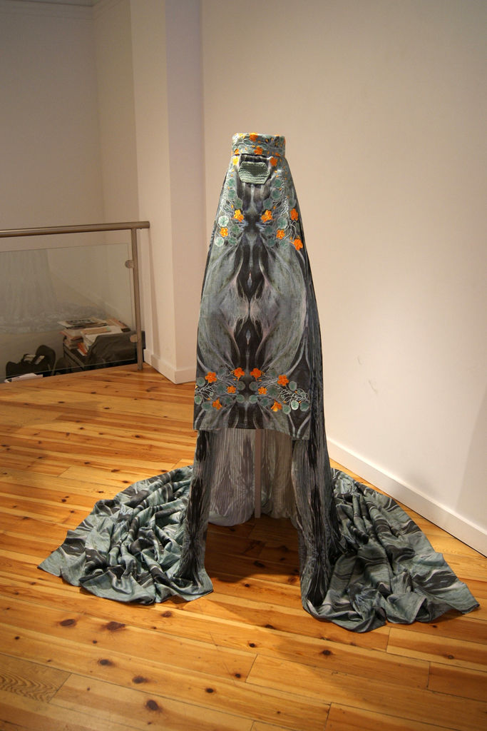 Pro Matria: Burka, 2010
Materials: Cotton fabric, yarn and thread.
Technique: Digital print on fabric, computerized machine embroidery and hand knitting. 