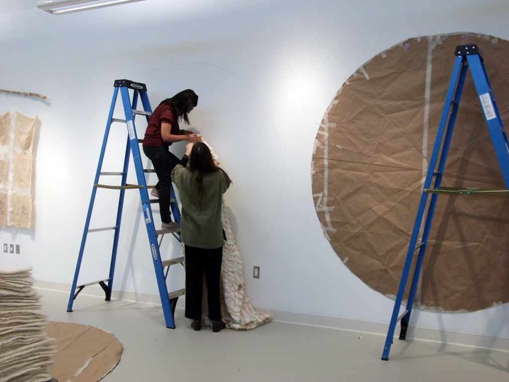 Artist Lisa and a Festival installer starting with the process of installing her artwork.
