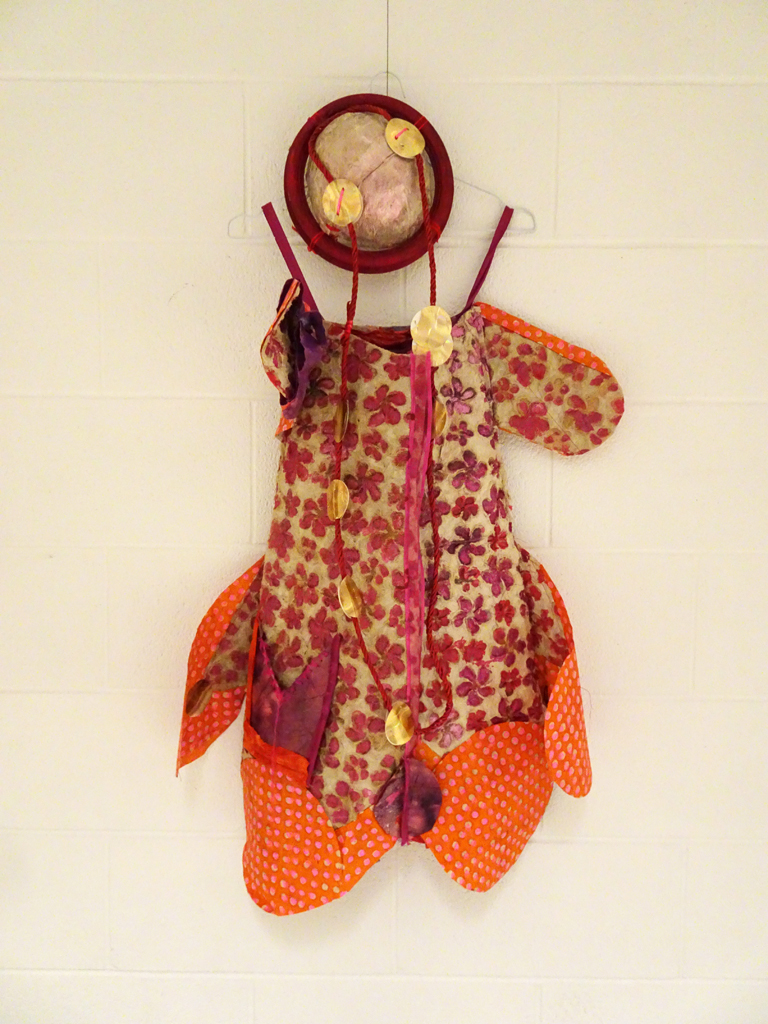 Aliza Thomas: Closing space with grace, 82 cm x 72 cm. the flower paper used in this costume has a strong textile impression even though it is considered paper. The inside parts of the costume are made of dyed padded paper.