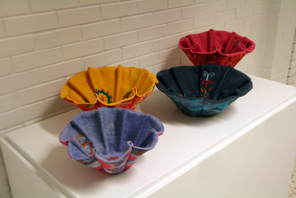 Abu Dhabi Flowering, group: pink, yellow, navy blue, sky blue.
Wool blanket, recycled, procian dyes, embroidery silks, batik wax, canvas cotton, procian dyes, cotton thread. 