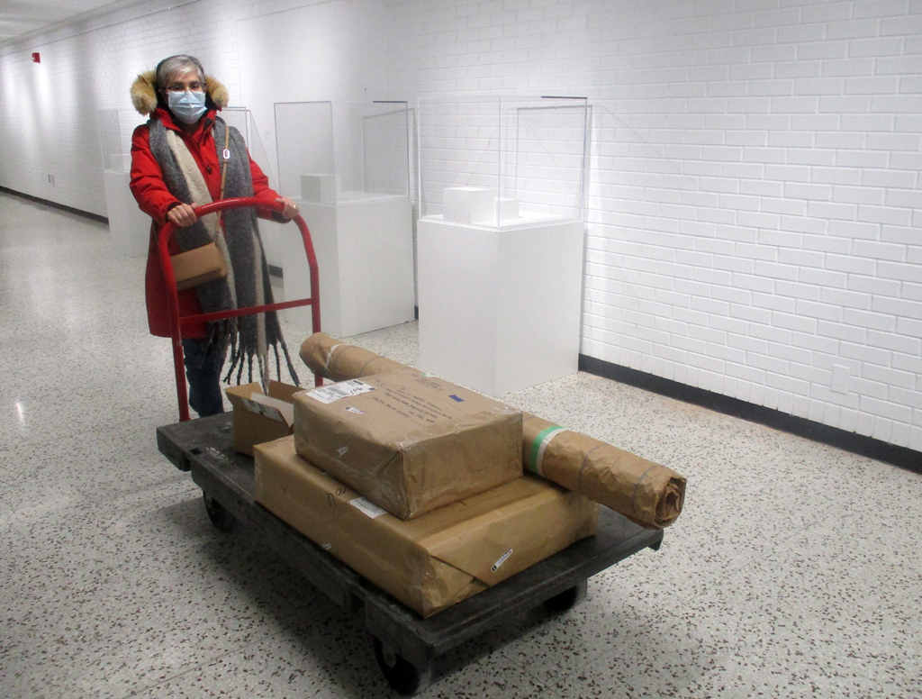 Artist: Loretta Faveri delivering her artwork.