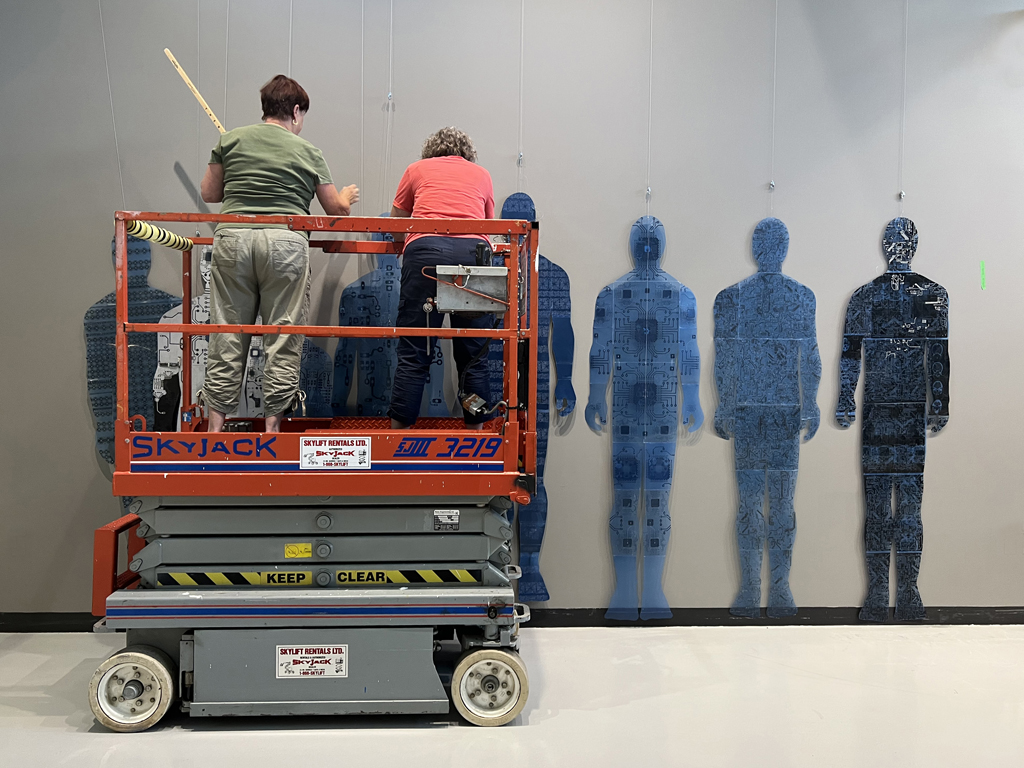 Festival Installers: Freda and Heidi, installing Homo Algorithmus , World of Threads Festival 2023-24.