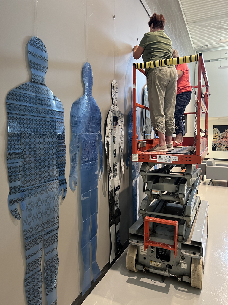 Festival Installers: Freda and Heidi, installing Homo Algorithmus , World of Threads Festival 2023-24.